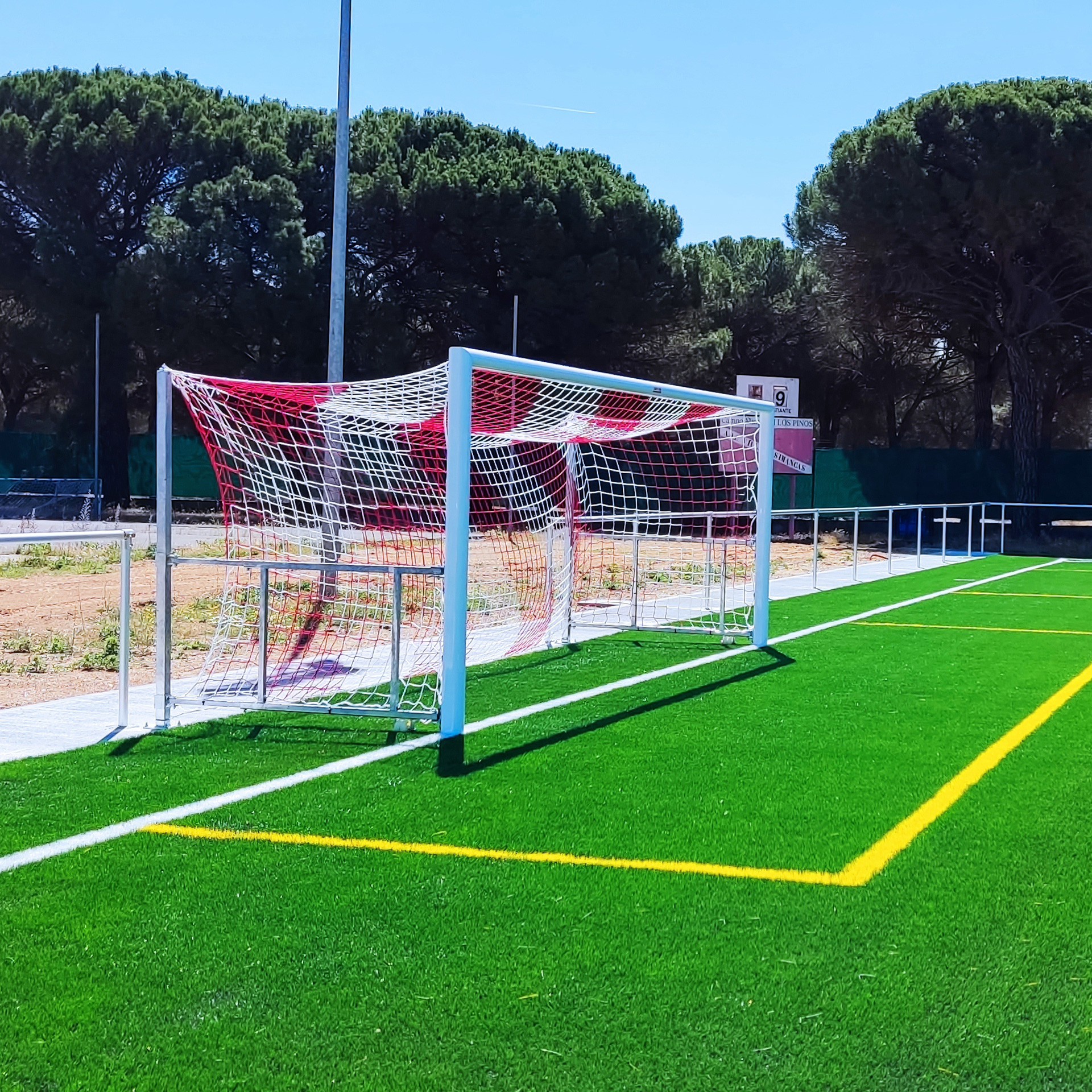 JUEGO PORTERÍAS ALUMINIO FÚTBOL 11  120X100 ABATIBLES CON ARQUILLOS GALVANIZADOS EN CALIENTE - Imagen 2