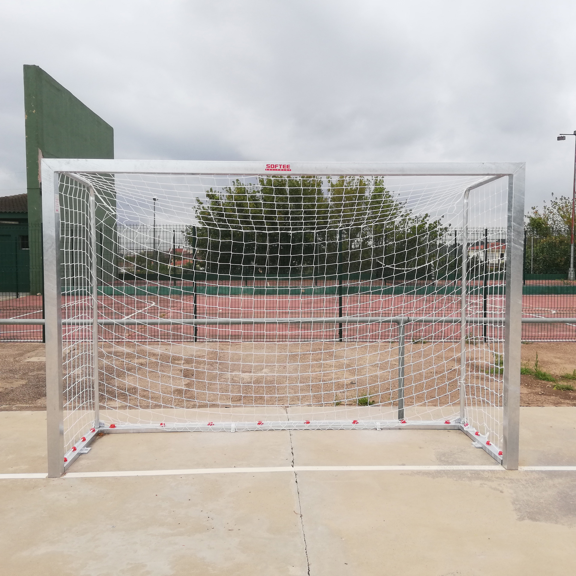JUEGO PORTERÍAS GALVANIZADAS FÚTBOL SALA/BALONMANO METÁLICAS TRASLADABLES 80X80MM CON BASE 80X40MM - Imagen 4