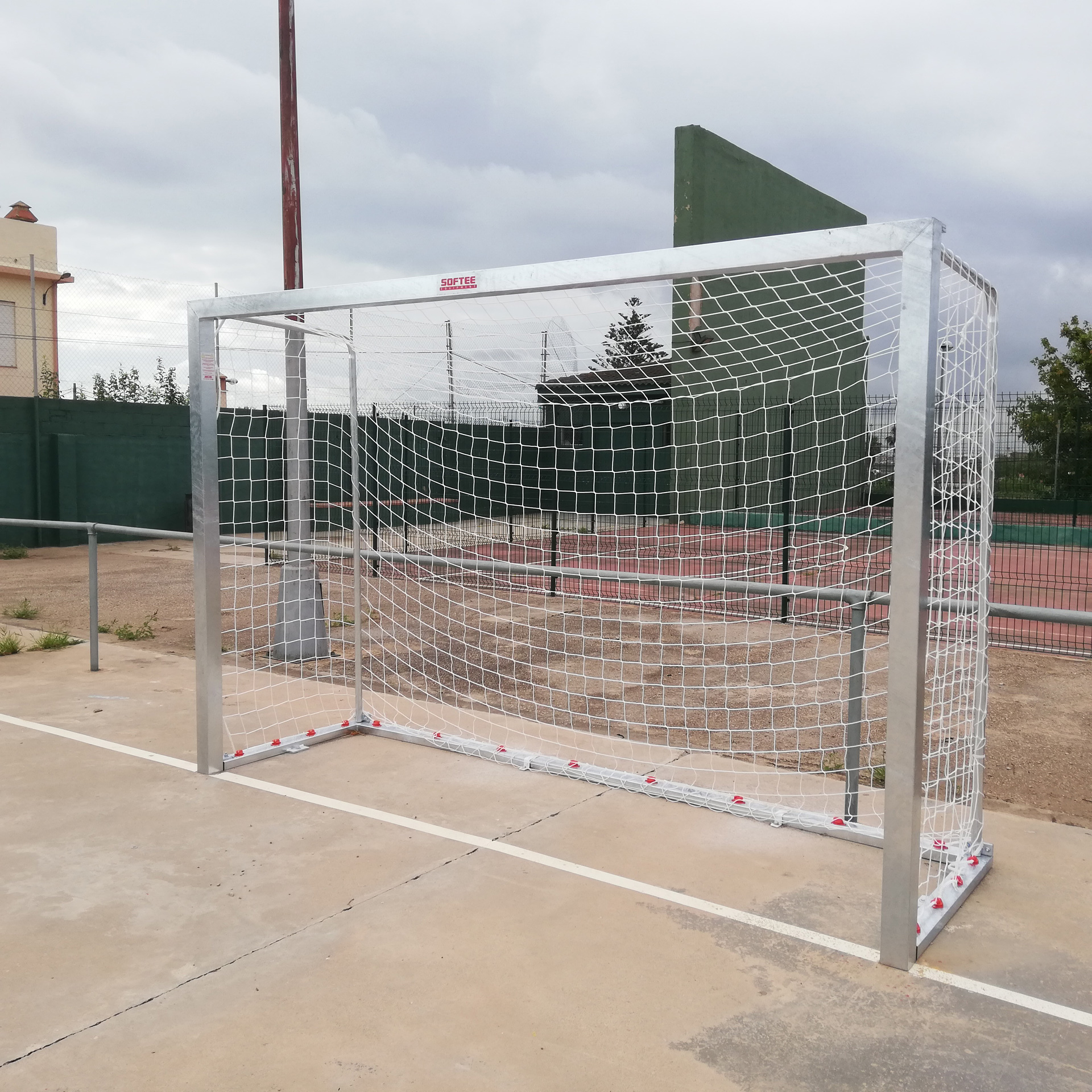 JUEGO PORTERÍAS GALVANIZADAS FÚTBOL SALA/BALONMANO METÁLICAS TRASLADABLES 80X80MM CON BASE 80X40MM - Imagen 3