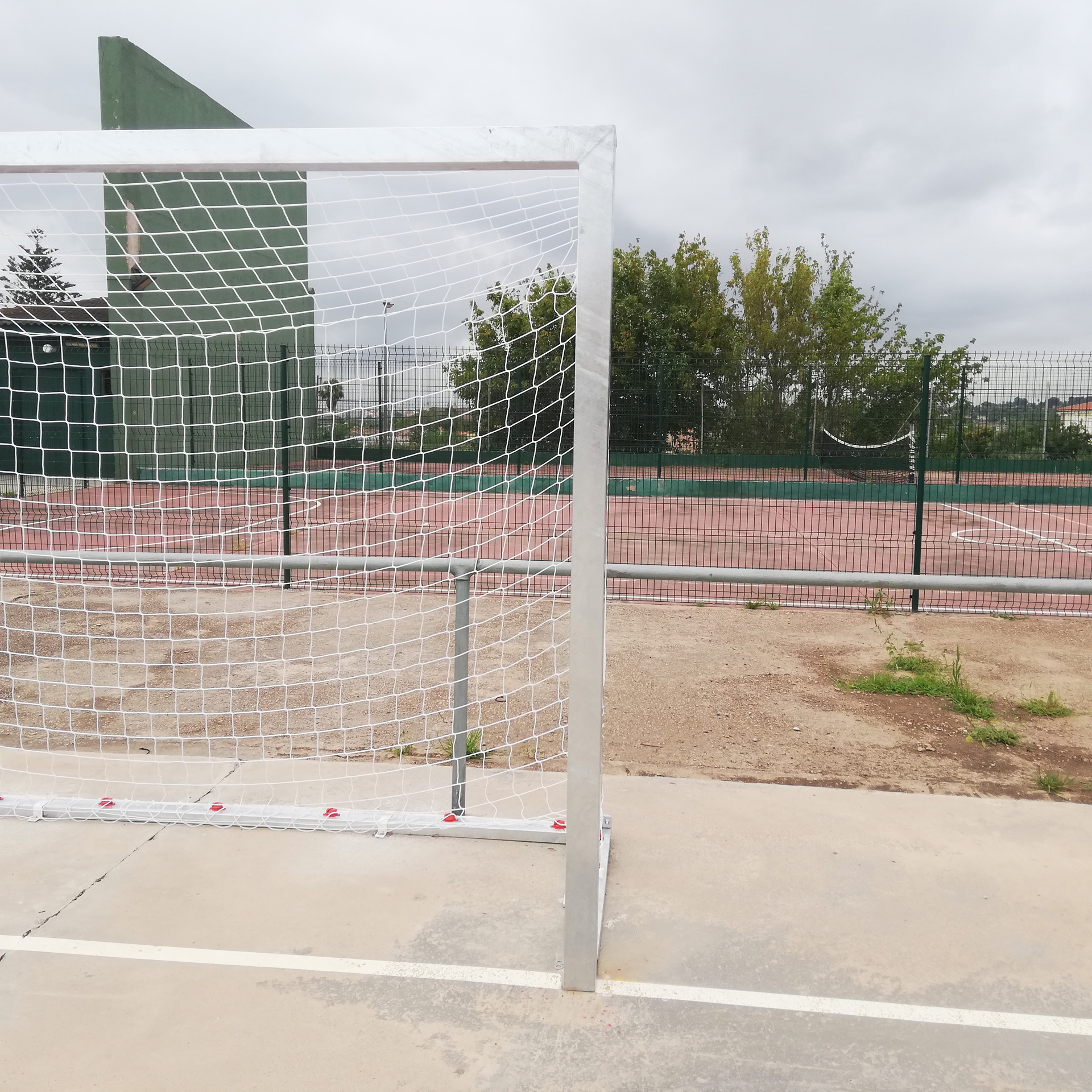 JUEGO PORTERÍAS GALVANIZADAS FÚTBOL SALA/BALONMANO METÁLICAS TRASLADABLES 80X80MM CON BASE 80X40MM - Imagen 2