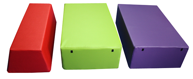 PLINTON DESMONTABLE PIRAMIDAL DE ESPUMA -TRES PIEZAS- 100X60X90CM - Imagen 3